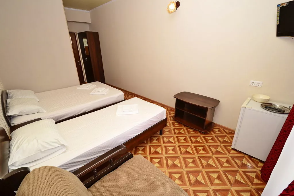 Трехместный номер с балконом. Гостевой дом «Акрополь» - Витязево. Витязево