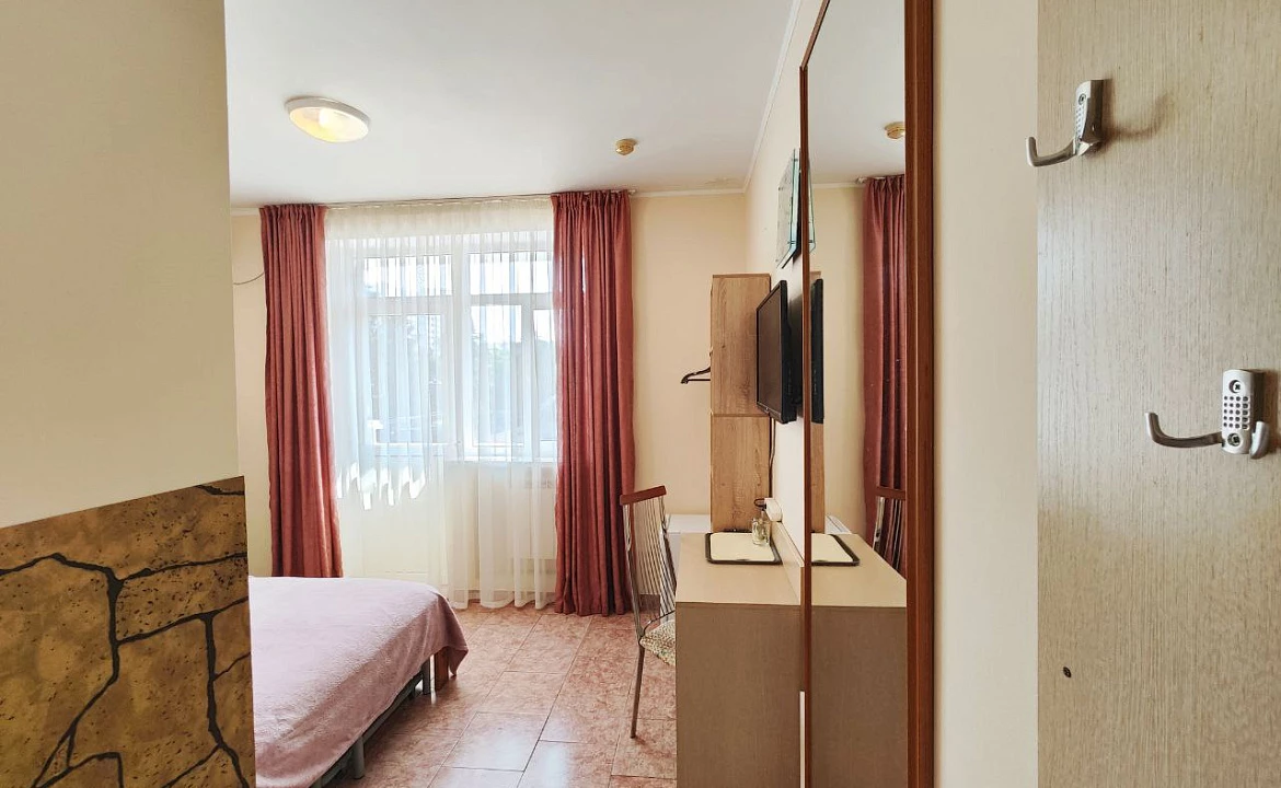 2-х местный номер Стандарт + доп.место с балконом. Гостевой дом "Регион 86" . Адлер