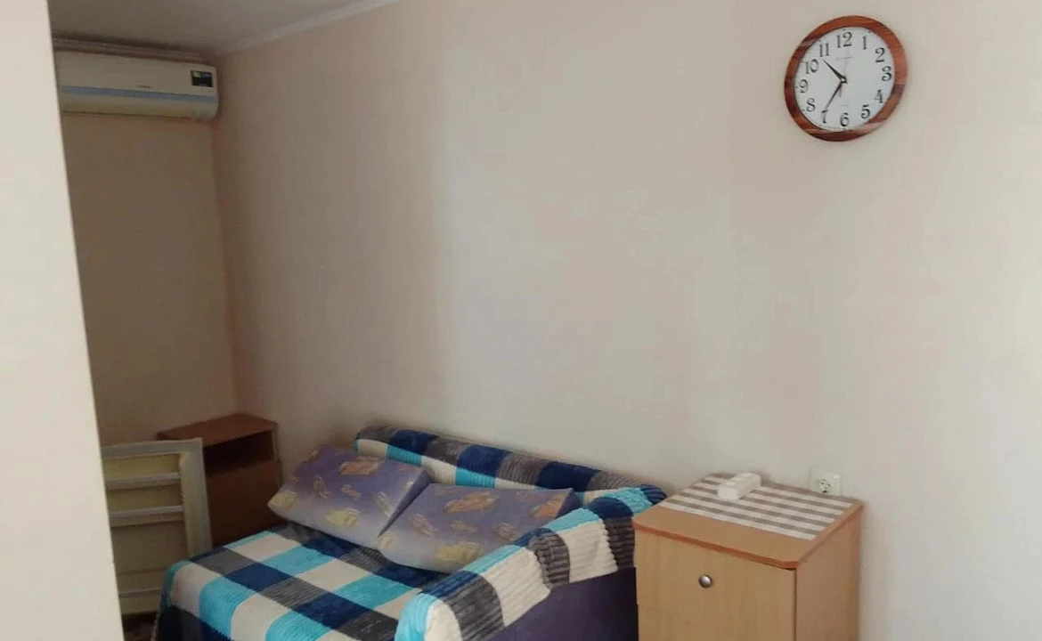 Первый этаж отдельного домика люкс, от 1 до 3 гостей, двуспальная кровать, балкон. Гостевой дом "Горная лаванда". Лазаревское