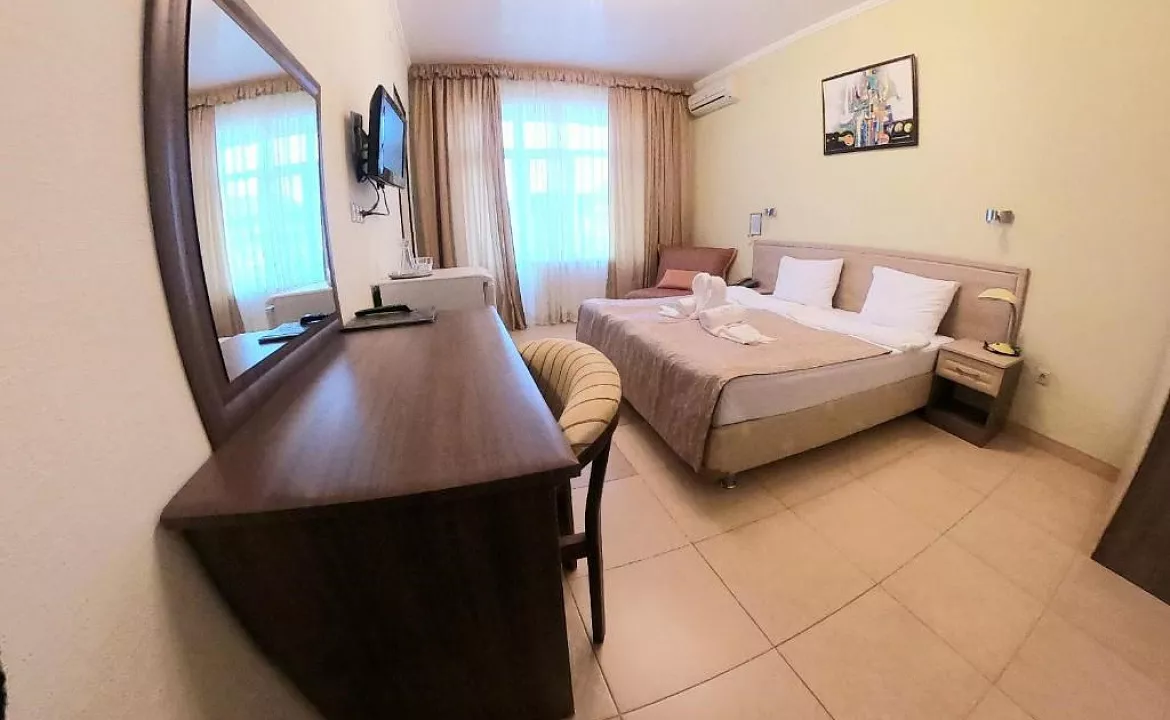 Улучшенный трехместный номер с видом на море. Гостевой дом «МиЛоо». Лоо