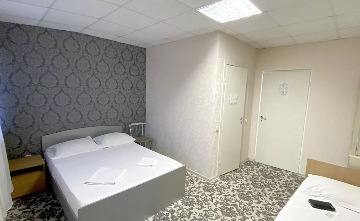 3-х местный номер «Стандарт» с двуспальной и односпальной кроватью. Отель «Эра». Анапа