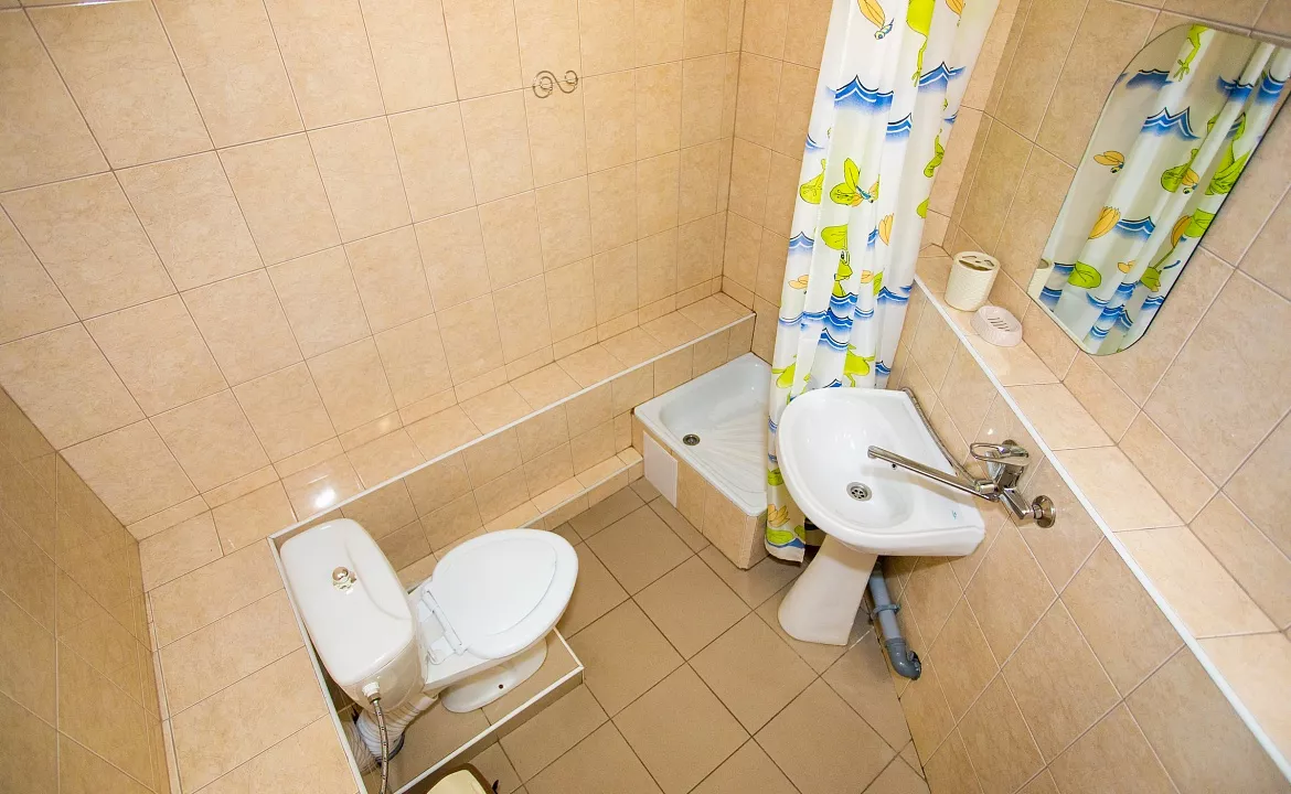 Трехместный номер категории «Эконом». База отдыха "Слава". Витязево