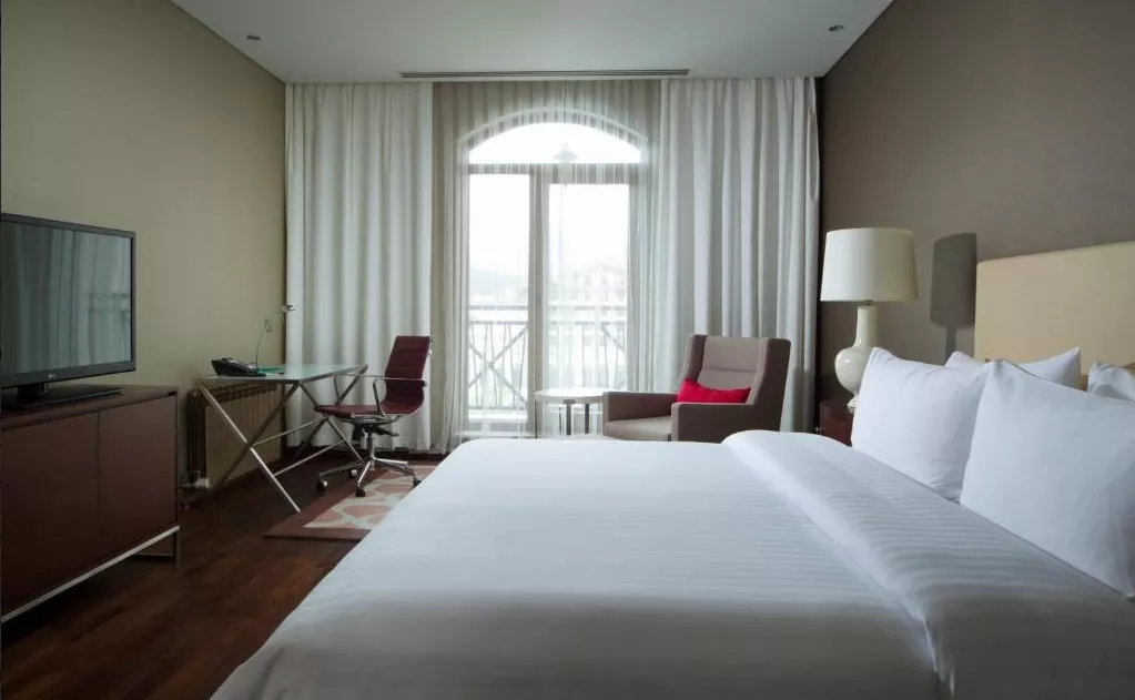 Семейный люкс с 2 спальнями. Курортный отель Sochi Marriott Krasnaya Polyana . Красная Поляна