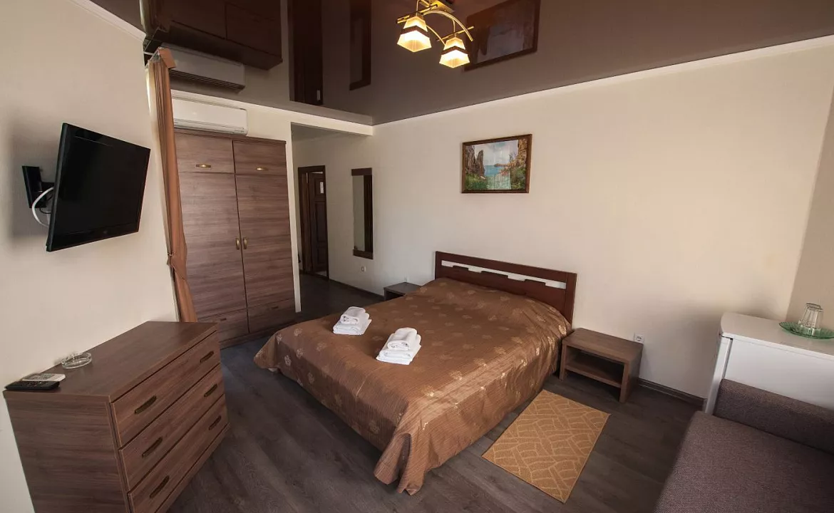 Однокомнатный двухместный номер с видом на море. Гостевой дом "Зеленая бухта". Отдых с детьми