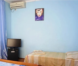 Номер эконом, с частичными удобствами. Гостевой дом "Эдельвейс 2008" . 