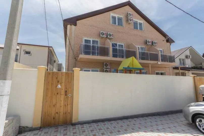 . Гостевой дом "Янтарный" . Кабардинка