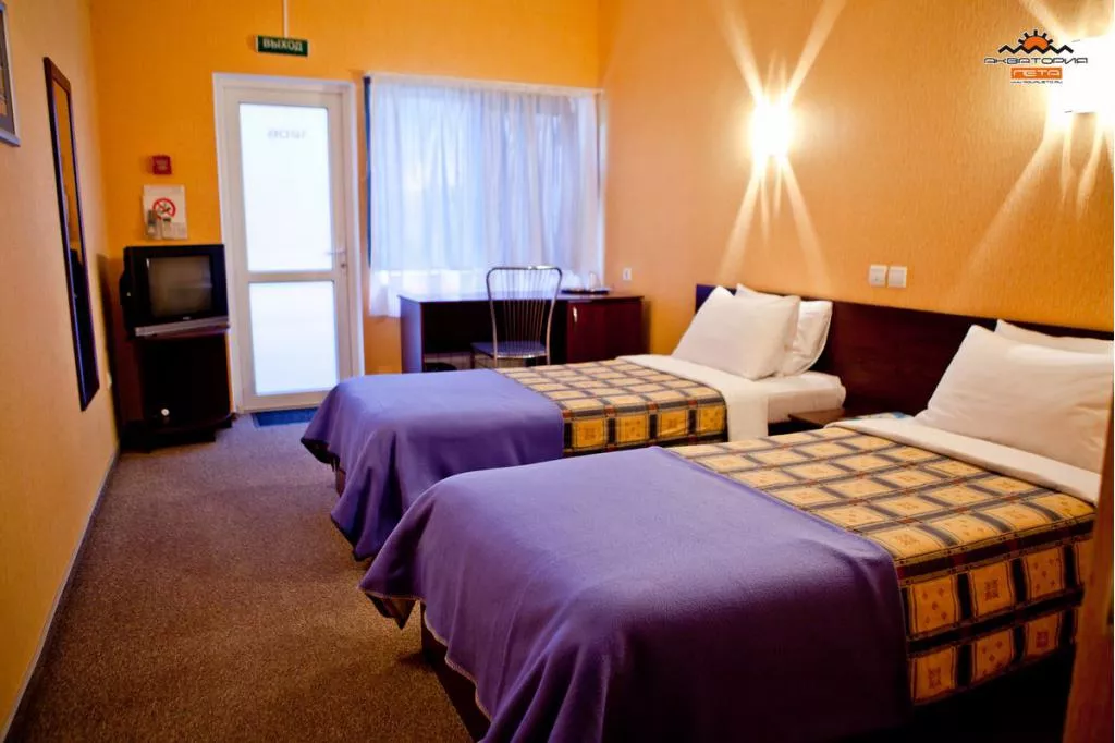 СТАНДАРТНЫЙ НОМЕР С МАНСАРДОЙ И ВИДОМ НА БАССЕЙН. Отель Клуб-отель Акватория Лета. Ейск