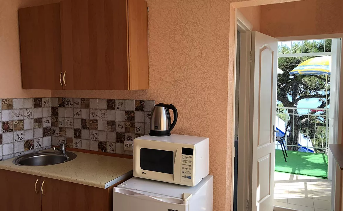 Четырехместный с мини-кухней и балконом. Гостевой дом АнНи. Гаспра