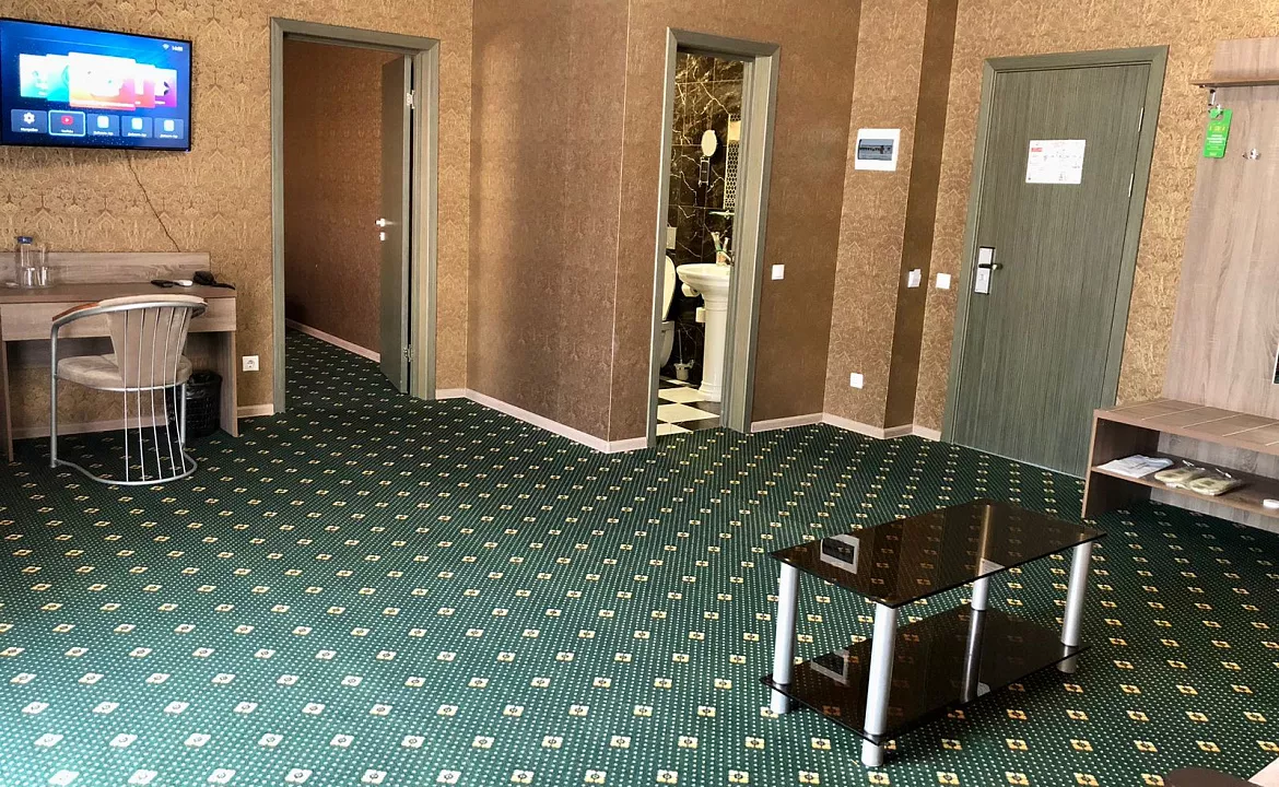 Двухкомнатный ЛЮКС с балконом вид на горы 4 этаж. Отель "РЕВЮ". Агой