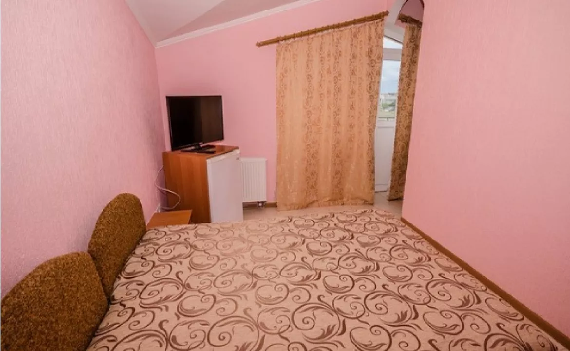 2 комн на 5 чел с балконом. Гостевой дом "Светлана" - Заозерное. Заозерное