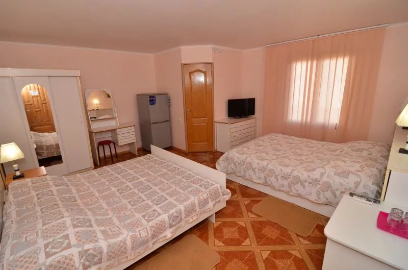 4-МЕСТНЫЙ НОМЕР С КОНДИЦИОНЕРОМ. Мини-гостиница "Анастасия". Саки