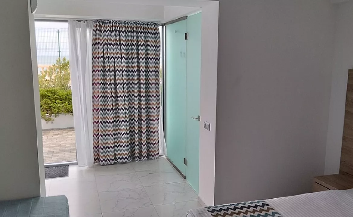 УЛУЧШЕННЫЙ НОМЕР С ВИДОМ НА МОРЕ. Отель La Familia. Лоо