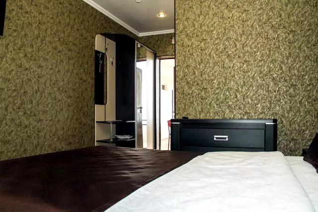 2-х комнатный номер, с балконом, с видом на горы/на море . Отель "ПОСЕЙДОН". Гагра