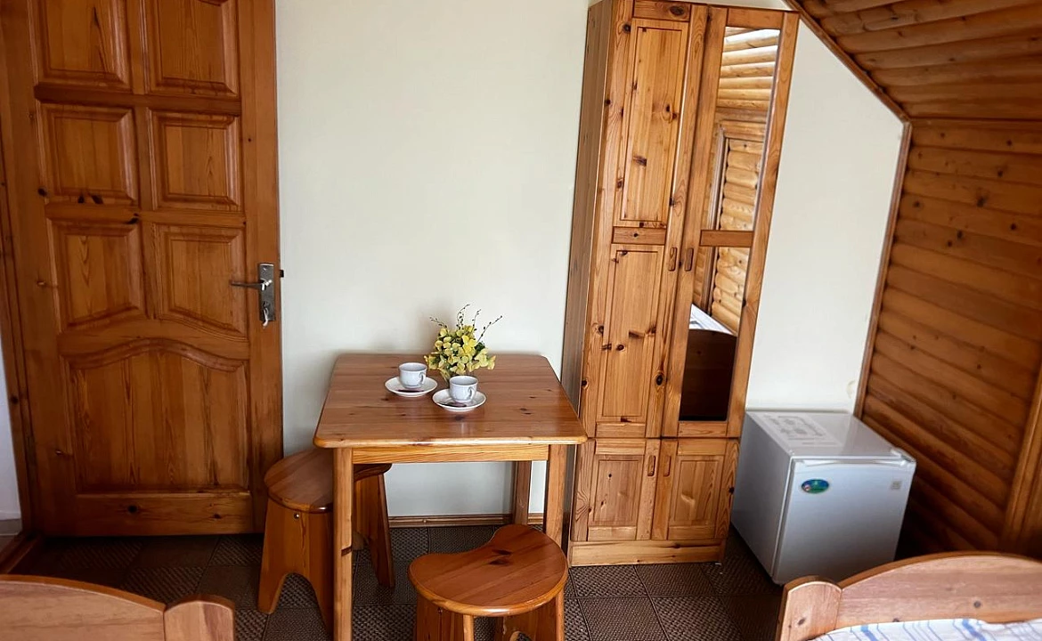 Четырёхместный номер с одной двуспальной и двумя односпальными кроватями. Гостевой дом Эксклюзив. Вардане