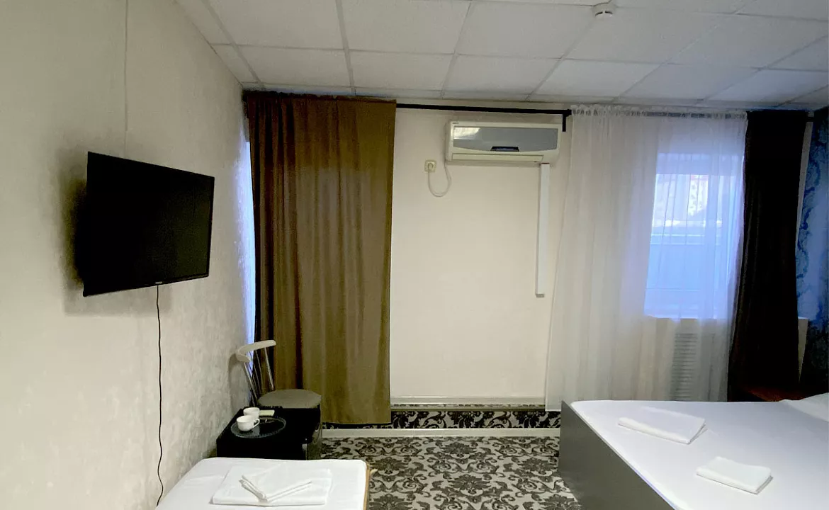 3-х местный номер «Стандарт» с двуспальной и односпальной кроватью. Отель «Эра». Анапа