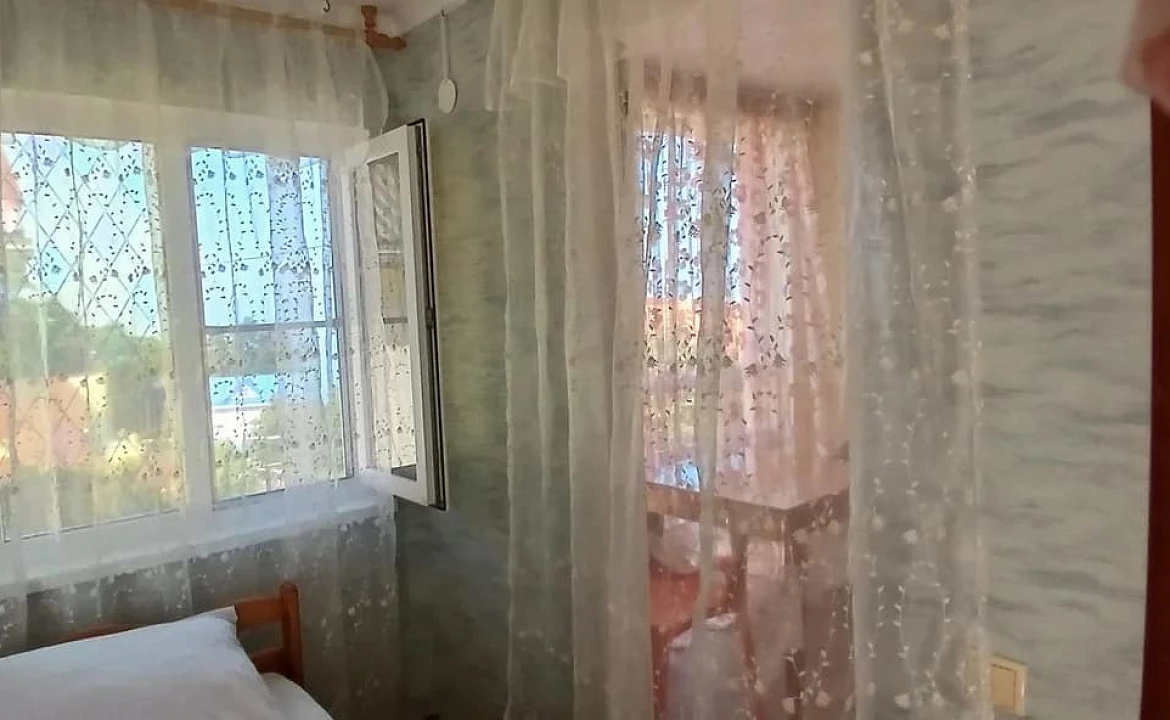 Второй этаж отдельного домика люкс класса, 2 комнаты, от 1 до 2 гостей, двуспальная кровать, балкон. Гостевой дом "Горная лаванда". Лазаревское