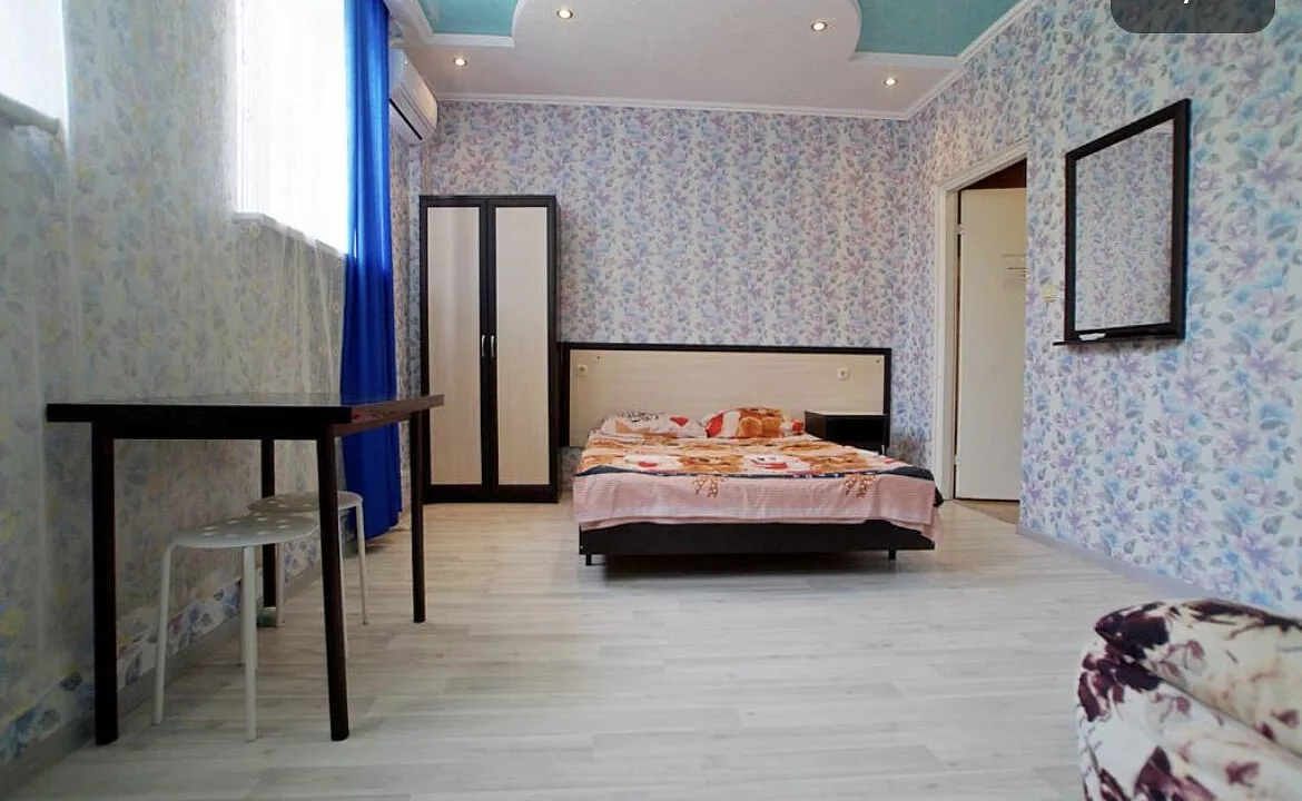 Стандартный двухместный номер с двухспальной кроватью, от 1 до 3 гостей, двуспальная кровать. Мини-отель Моника. Анапа Стандартный двухместный номер с двухспальной кроватью, от 1 до 3 гостей, двуспальная кровать. Мини-отель Моника. Анапа