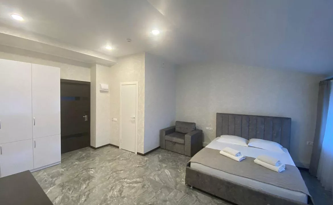 5-ти местный номер «Улучшеный» с двуспальной кроватью, раскладным диваном, креслом. Отель «Эра». Анапа