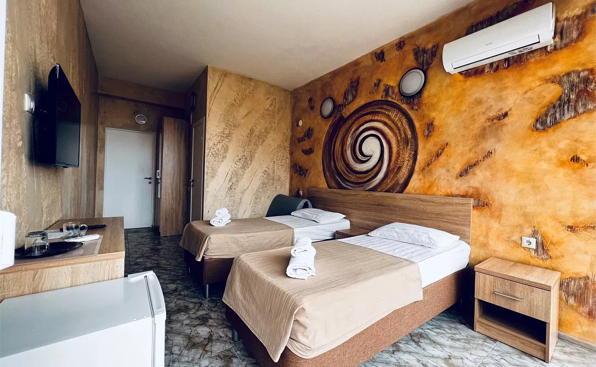 Трехместный Комфорт, с балконом, вид во двор. Гостиница Соната Лоо. Лоо