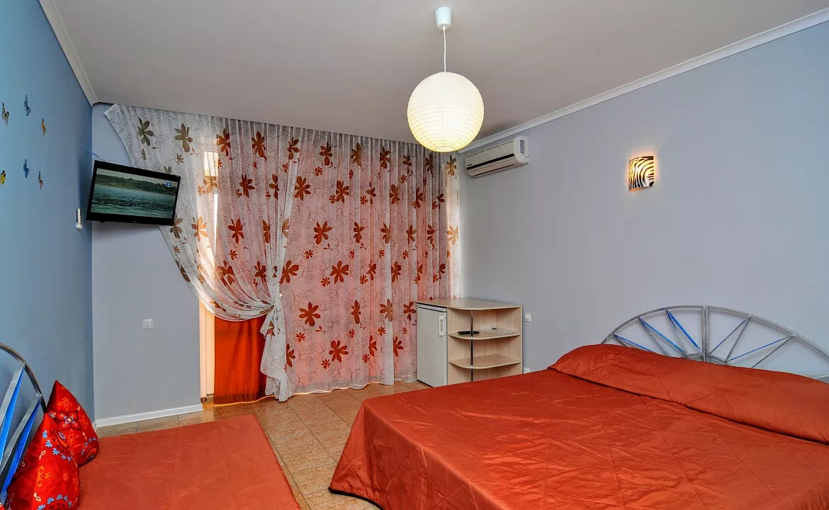 3-местный номер . Отель "У верблюжьих горбов". Коктебель