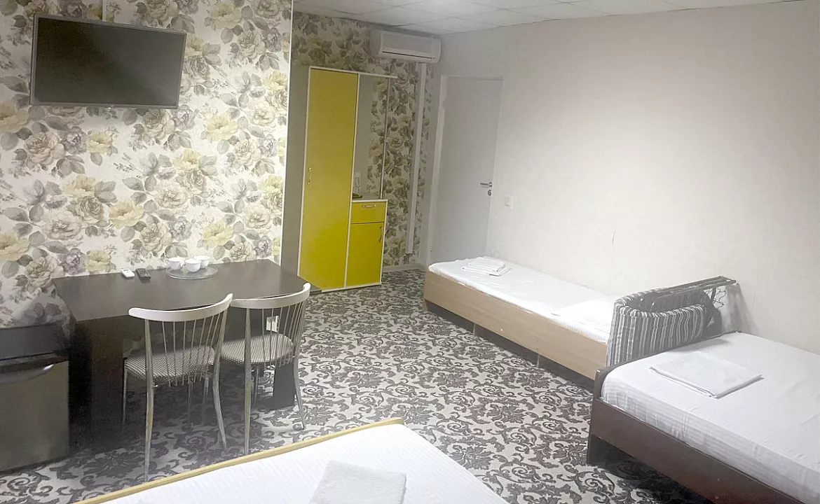 5-ти местный номер «Стандарт» с 2 двуспальными и односпальной кроватью. Отель «Эра». Анапа