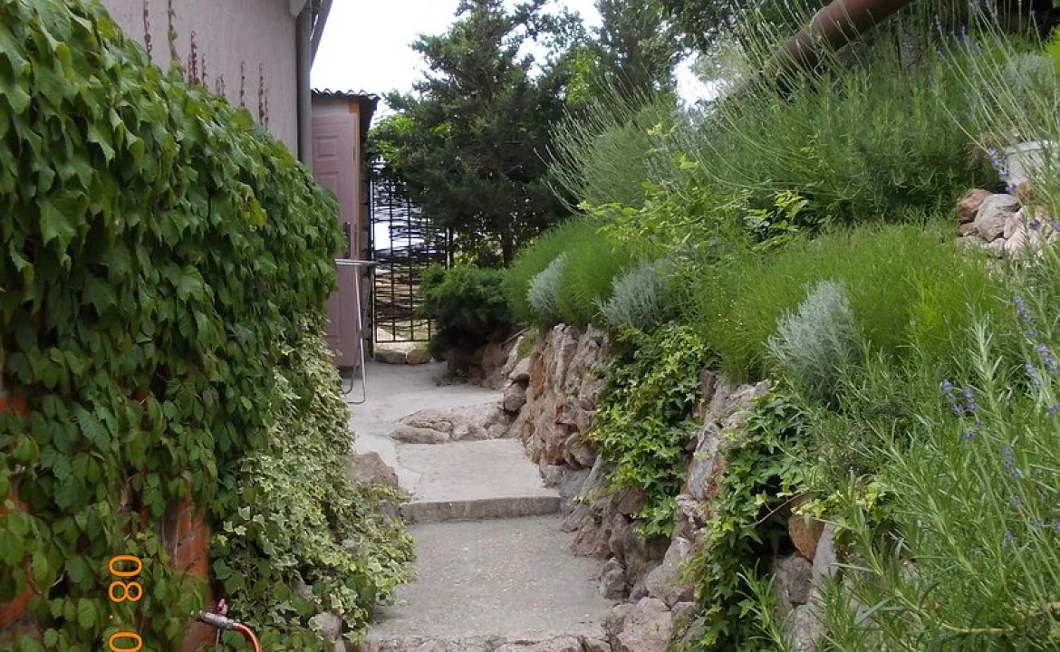 БУНГАЛО (ВЕРХНЕЕ) С ВИДОМ НА БУХТУ. Гостевой дом «Ясеневая роща». Балаклава БУНГАЛО (ВЕРХНЕЕ) С ВИДОМ НА БУХТУ. Гостевой дом «Ясеневая роща». Балаклава