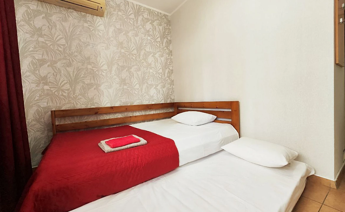 2-х местный номер Стандарт + доп.место с балконом. Гостевой дом "Регион 86" . Адлер