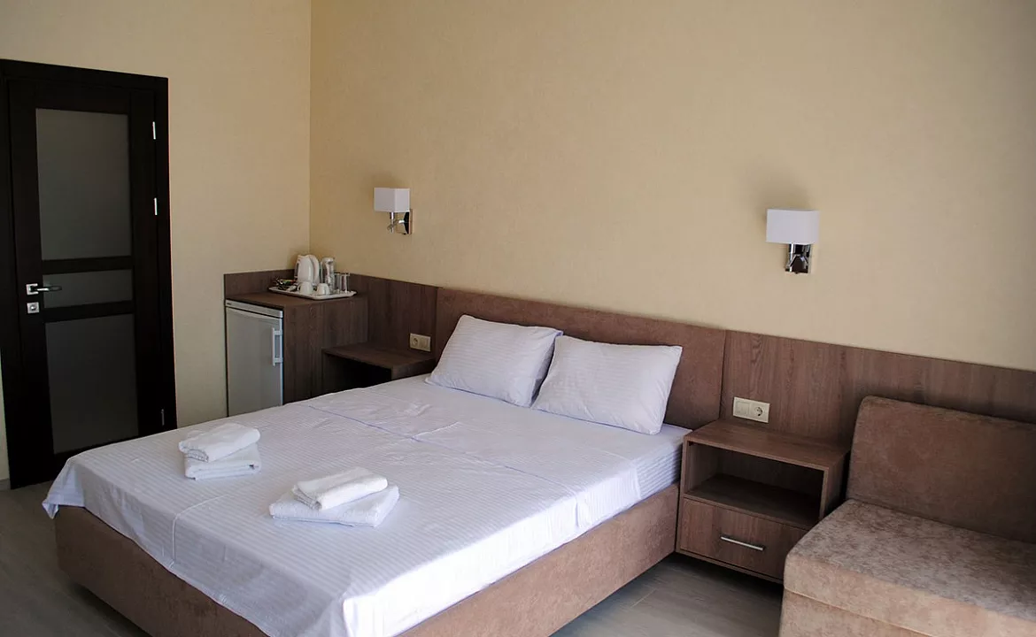 Люкс + (доп. место для ребенка от 12 до 18 лет, 700р в сутки). Гостиница El verano. Геленджик