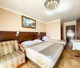 Полулюкс 4-х местный (с балконом). Anzhelina Family Hotel. Полулюкс 4-х местный (с балконом). Anzhelina Family Hotel.