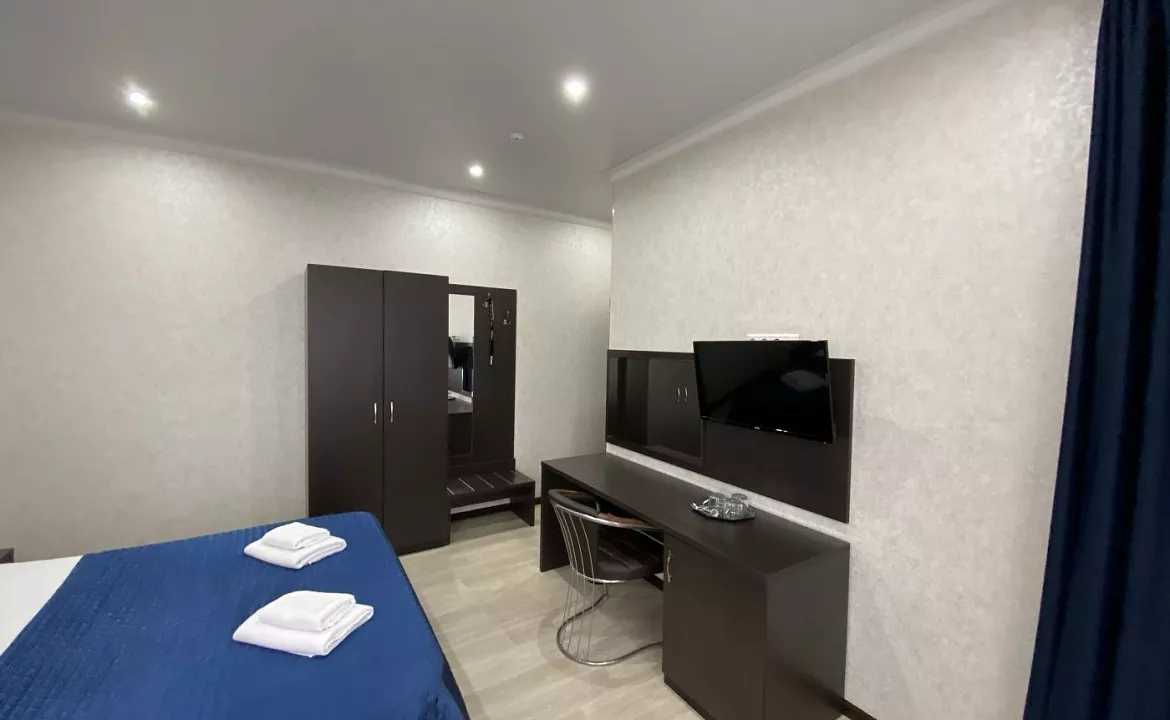 Улучшенный трехместный номер с 1 кроватью или 2 отдельными кроватями и креслом-кроватью. Отель BLUE MARINE HOTEL. Адлер