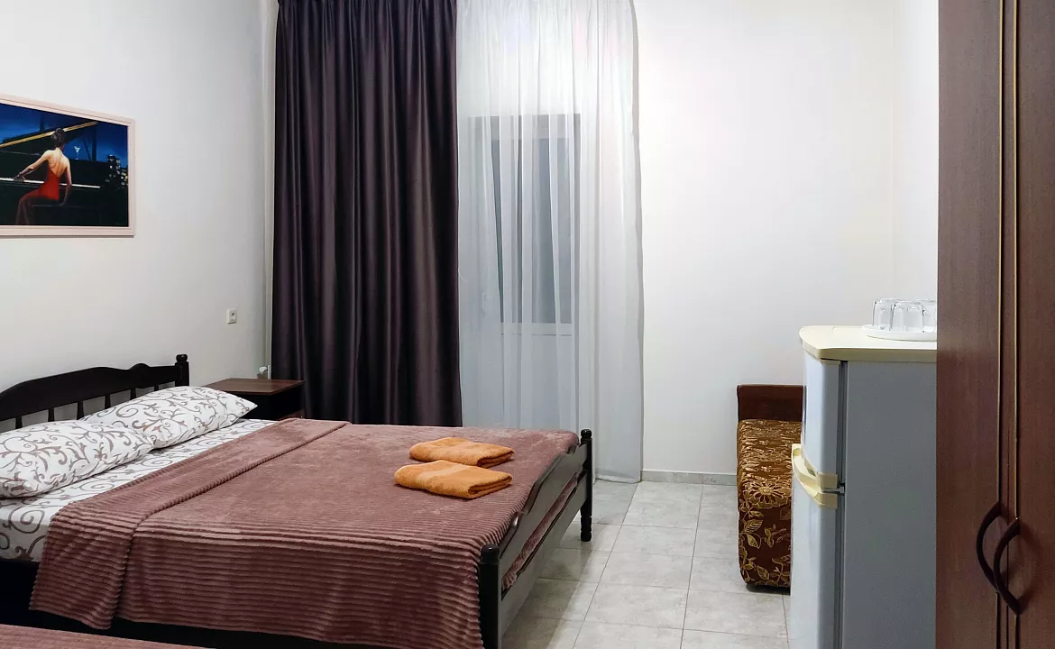 Четырехместный с удобствами и балконом. Гостевой дом "Одиссей" - Кабардинка. Кабардинка Четырехместный с удобствами и балконом. Гостевой дом "Одиссей" - Кабардинка. Кабардинка