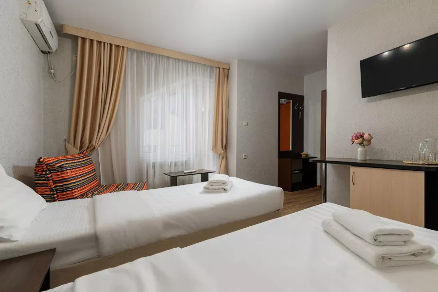 Номер стандарт трёхместный с двумя раздельными кроватями и балконом. Гостевой дом Ева. Адлер