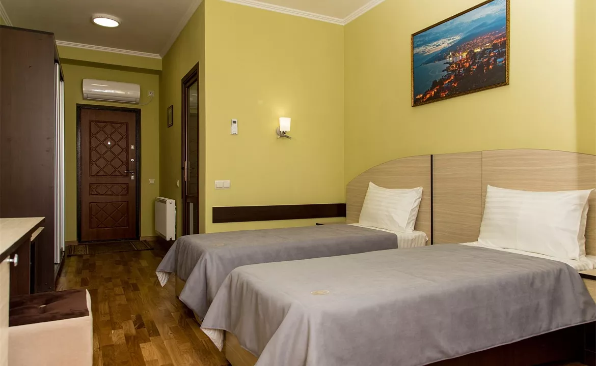 Стандарт двухместный с видом на море и горы Two Twin. Гостевой комплекс "Чижик Пыжик". Никита