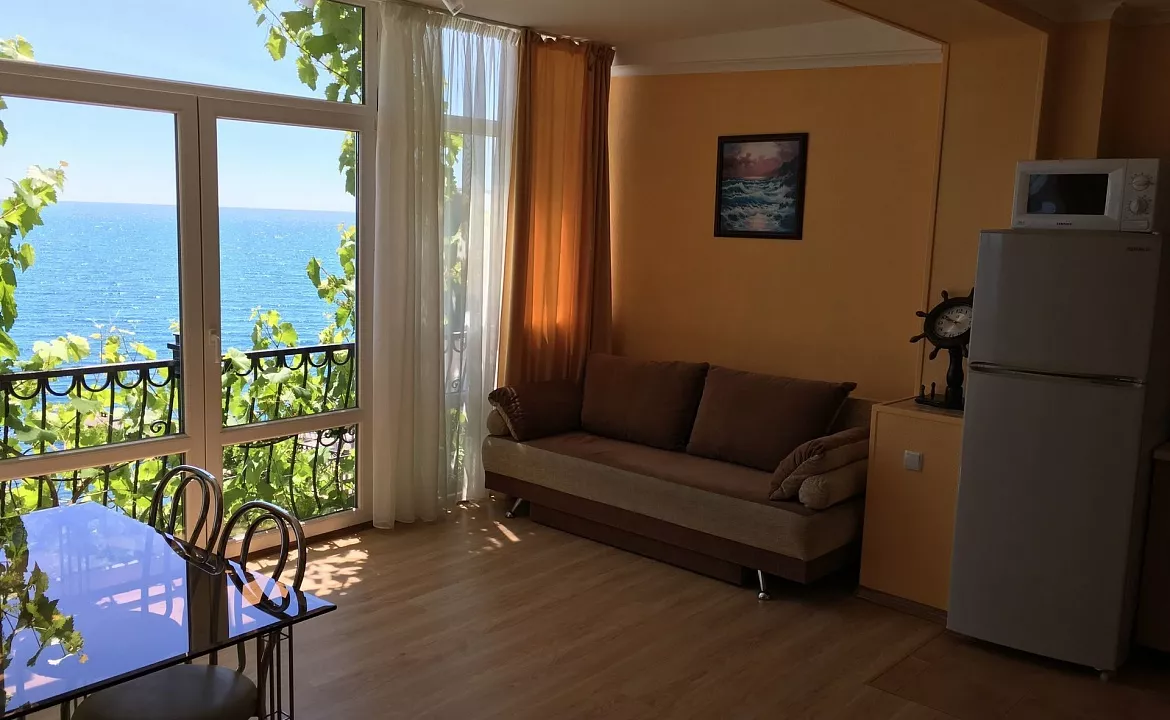 Семейный номер Люкс с французским балконом. Эллинг "Селена". Отрадное