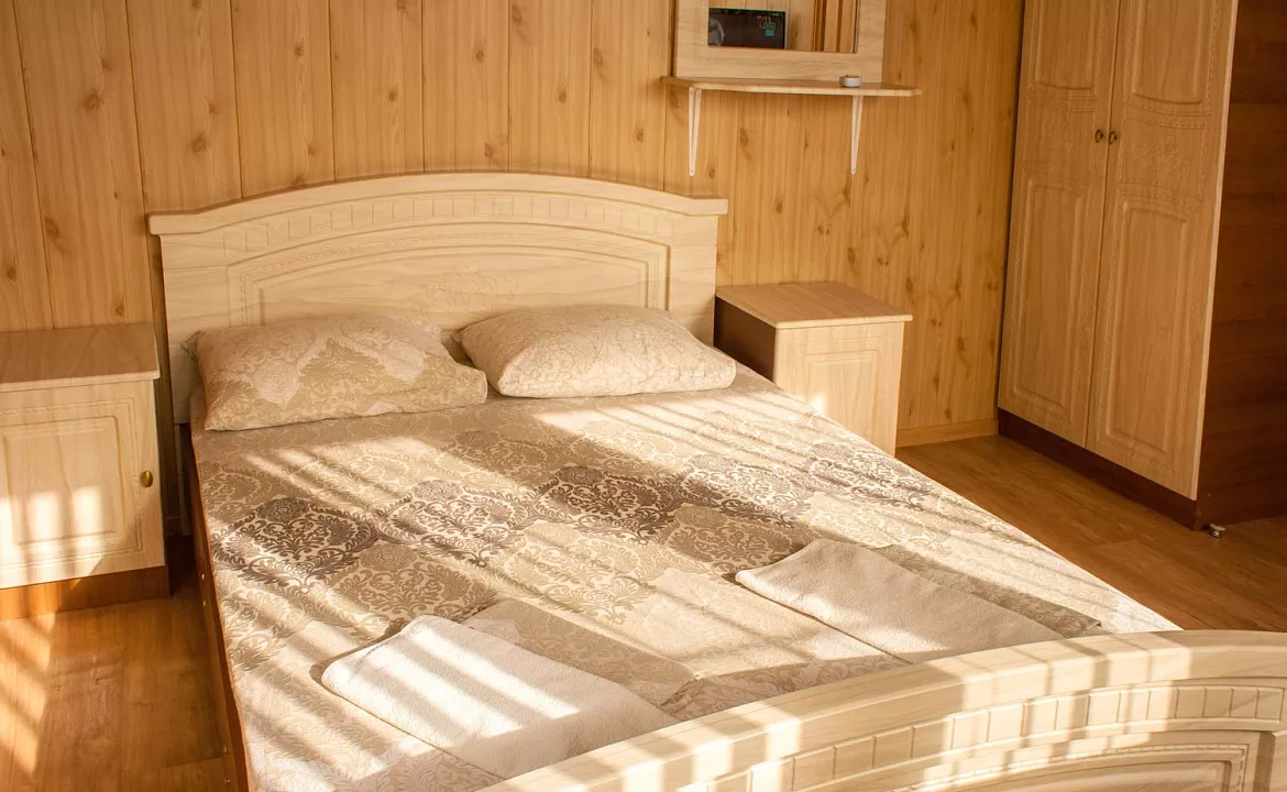 Двухместный номер с панорамным окном. Гостевой комплекс "Буэнос Диас". Совет-Квадже