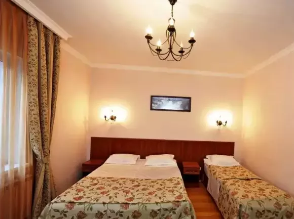 3-х местный «Семейный». Отель «Каприз». Домбай-гостиницы