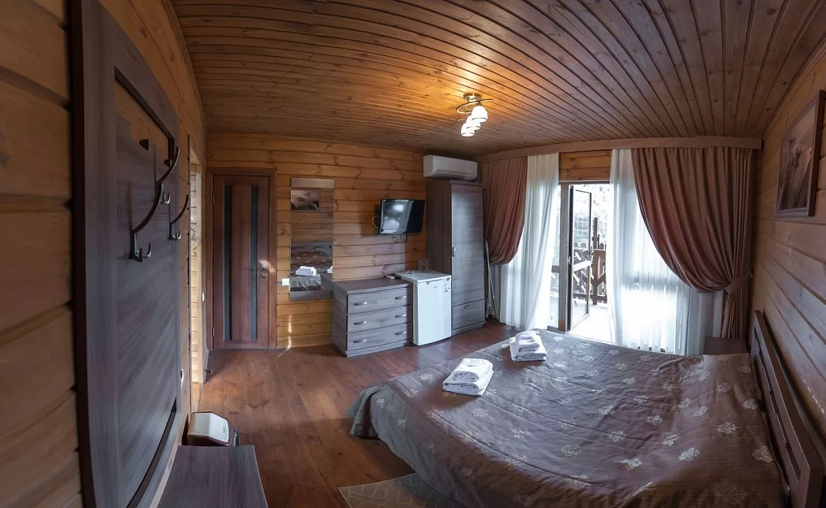 Однокомнатный двухместный номер с видом на лес. Гостевой дом "Зеленая бухта". Отдых с детьми