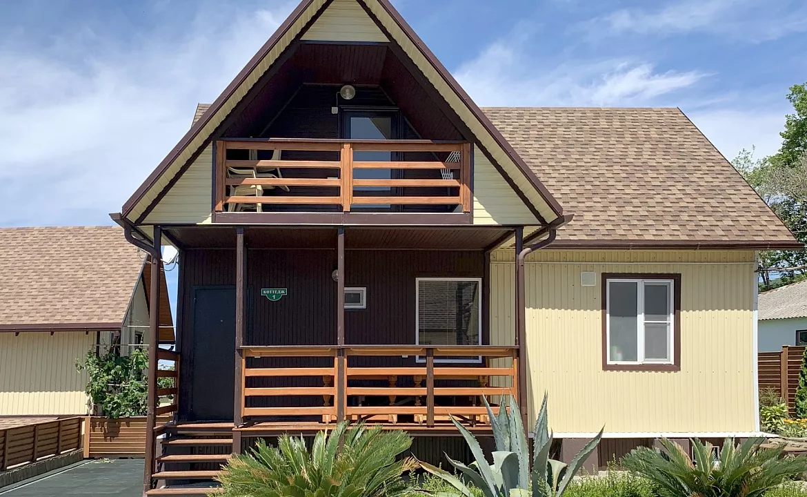 Двухместный номер с панорамным окном. Гостевой комплекс "Буэнос Диас". Совет-Квадже