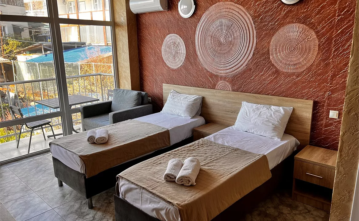 Трехместный Комфорт, с балконом, вид во двор. Гостиница Соната Лоо. Лоо