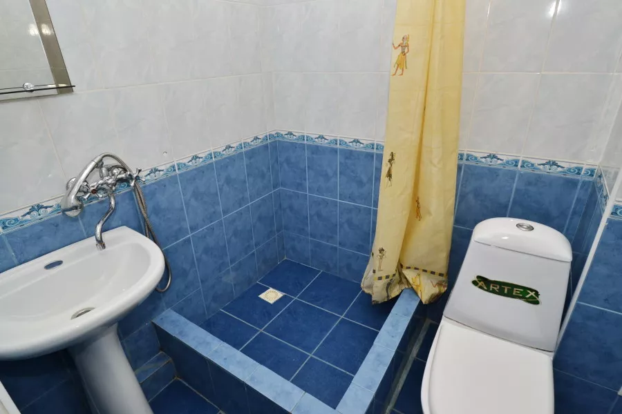 Полулюкс — трёхместный, с балконом. Гостевой дом «Алёша». Витязево