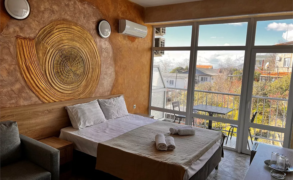 Трехместный Комфорт, с балконом, вид во двор. Гостиница Соната Лоо. Лоо