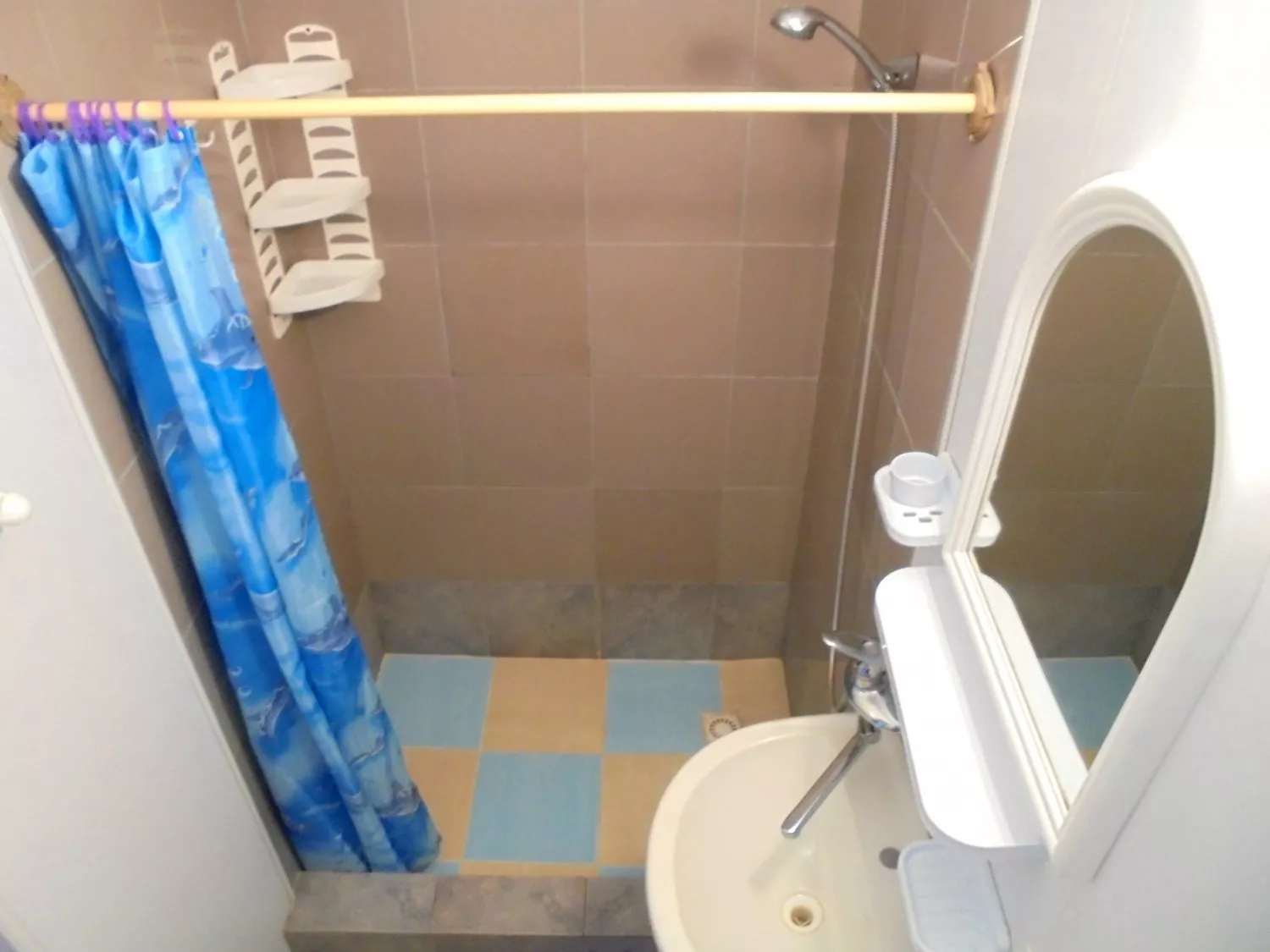 . Дом под ключ  Двухкомнатный домик с беседкой на 3-5 человек.. Феодосия