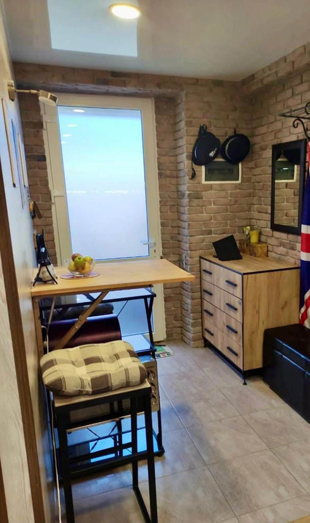 . Квартира в многоквартирном доме на земле в пгт Коктебеле недалеко от моря (700 м), с кондиционером. Коктебель