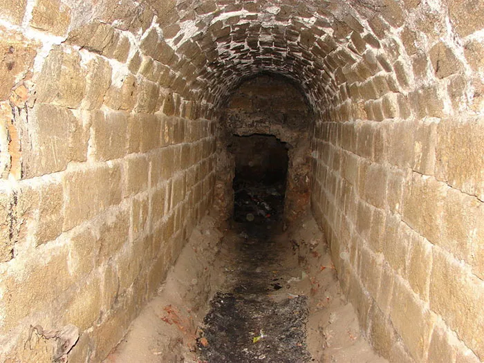 Евпаторийские кяризы. Фото взято с сайта: https://crimeaz.ru/