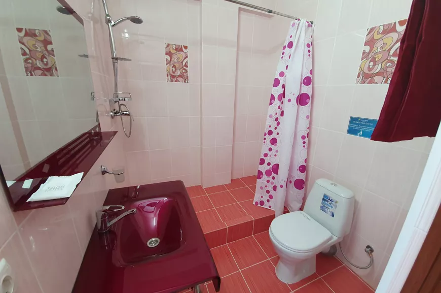 2-местный номер с балконом и видом на море, горы, бассейн и Алушту. Гостевой дом "Асаль". Лазаревское