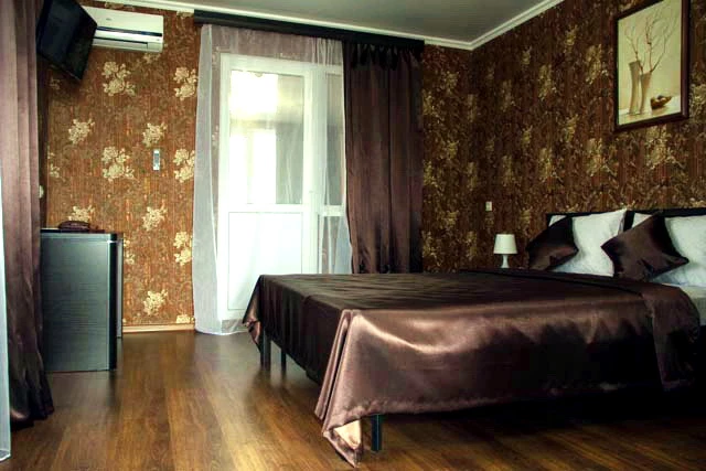 2-х комнатный номер, с балконом, с видом на горы/на море . Отель "ПОСЕЙДОН". Гагра