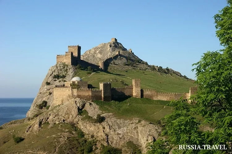 Генуэзская крепость Кафа. Фото взято с сайта: https://russia.travel/