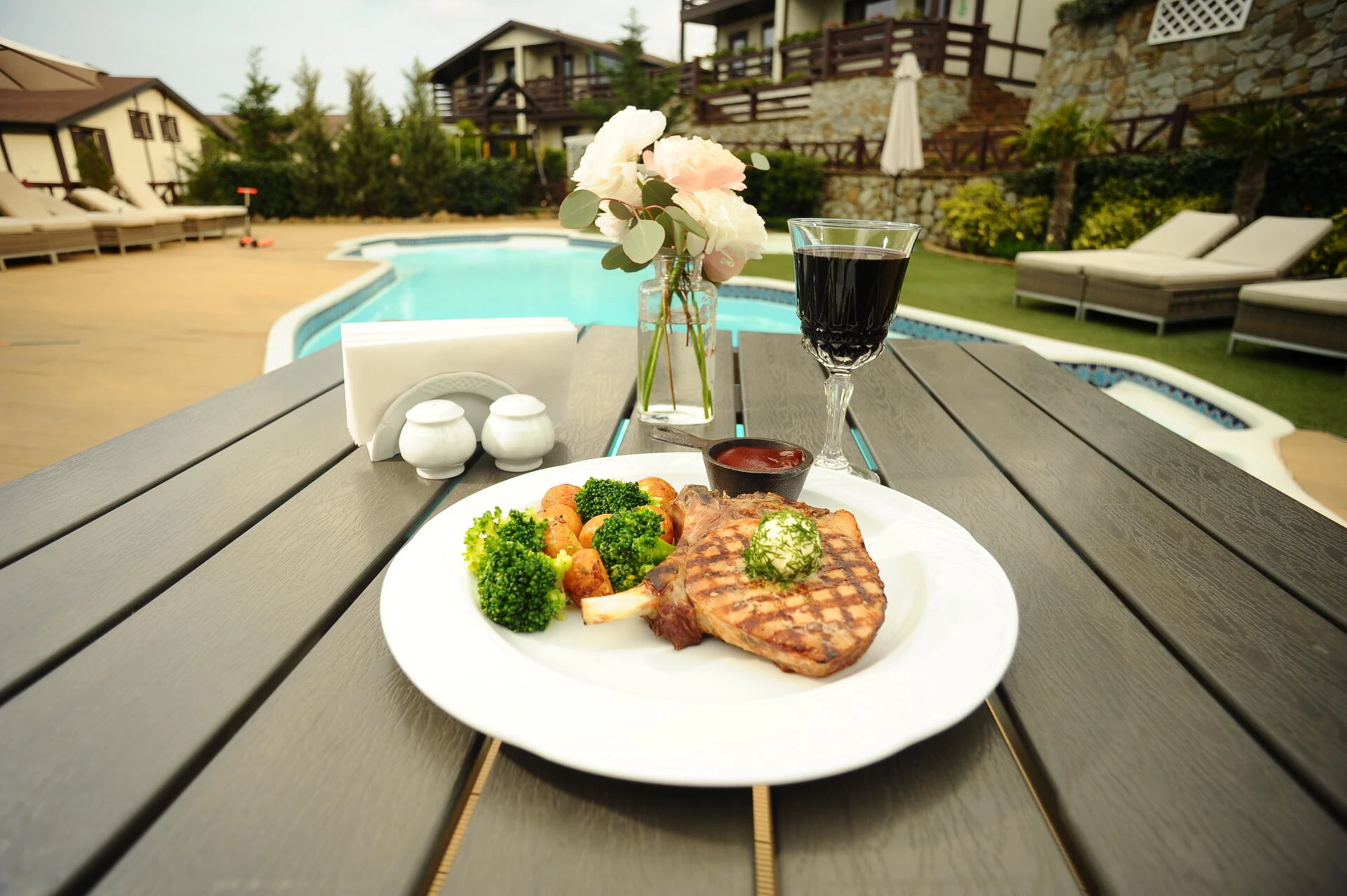 . Курортный клуб «Дачи». Виноградное - Курорты Алушты