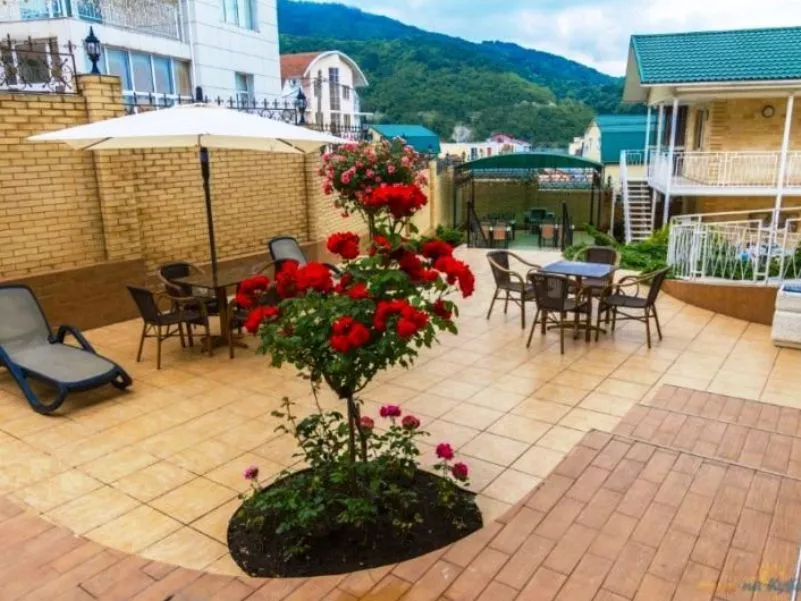 . Гостевой дом "Три сестры" в Небуге          . Небуг