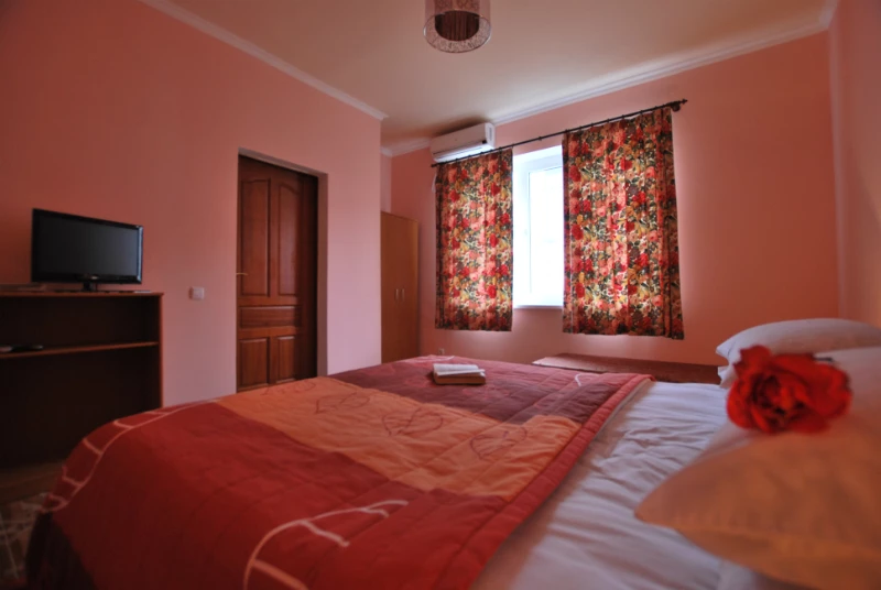 Домик 3 с кухней. Частная усадьба "Дом Роз". Заозерное